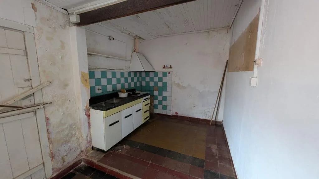 Casa EN VENTA a Refaccionar sobre Av. Tacuarí
