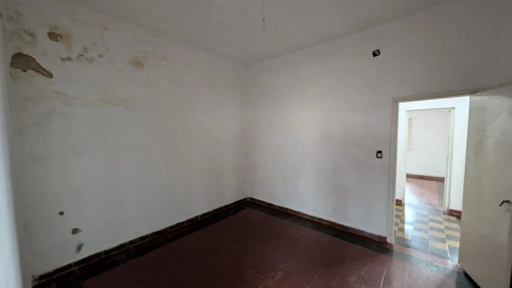 Casa EN VENTA a Refaccionar sobre Av. Tacuarí