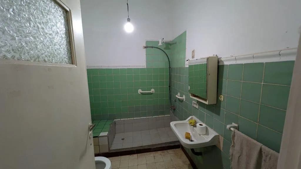 Casa EN VENTA a Refaccionar sobre Av. Tacuarí