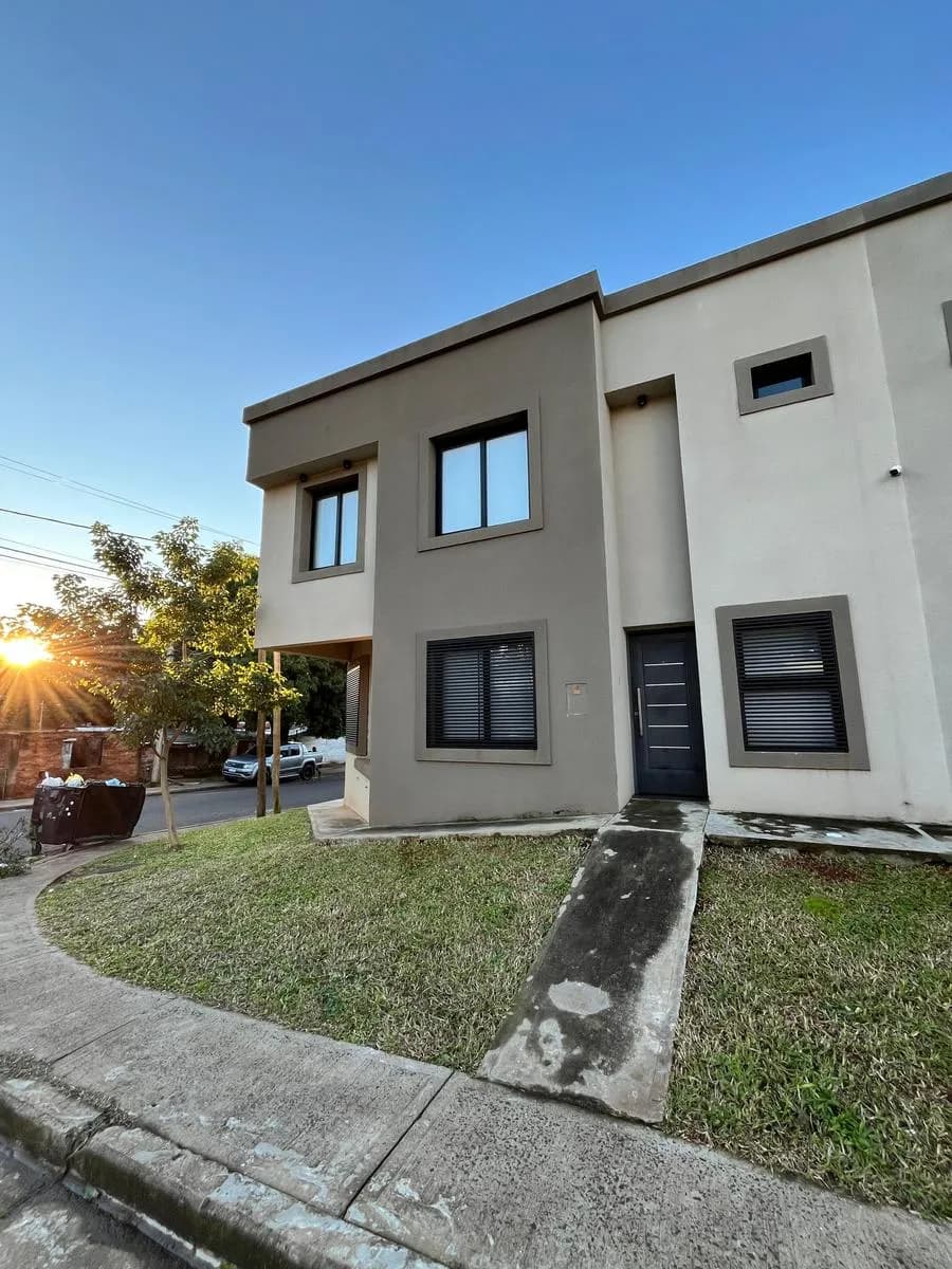 Casa tipo duplex de 3 dormitorios en venta
