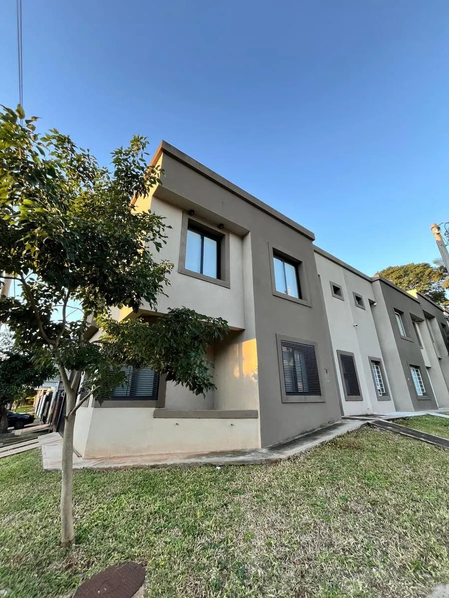 Casa tipo duplex de 3 dormitorios en venta