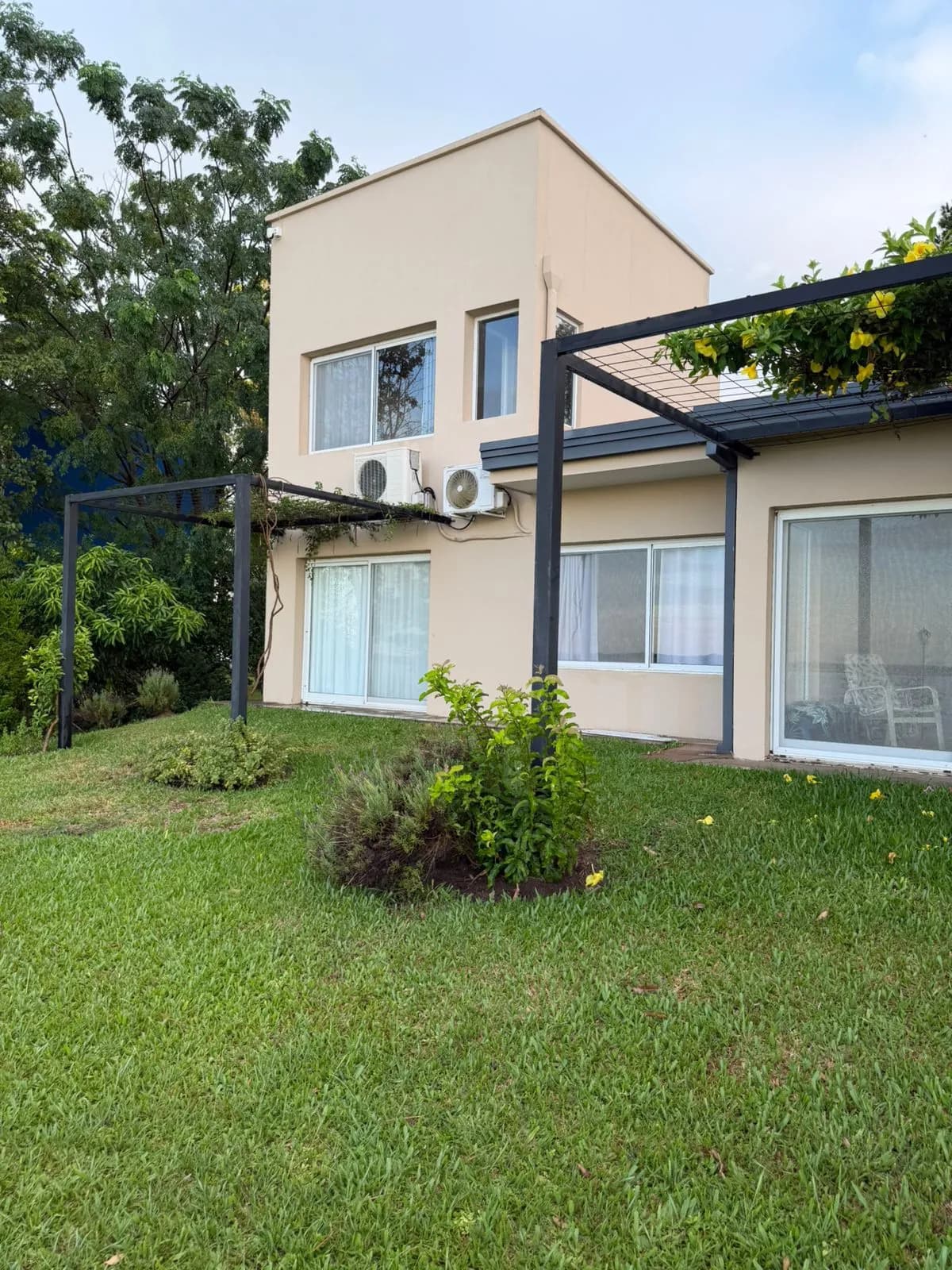 Casa en Venta 1.250 m² con bajada propia a la playa y vistas abiertas al río.