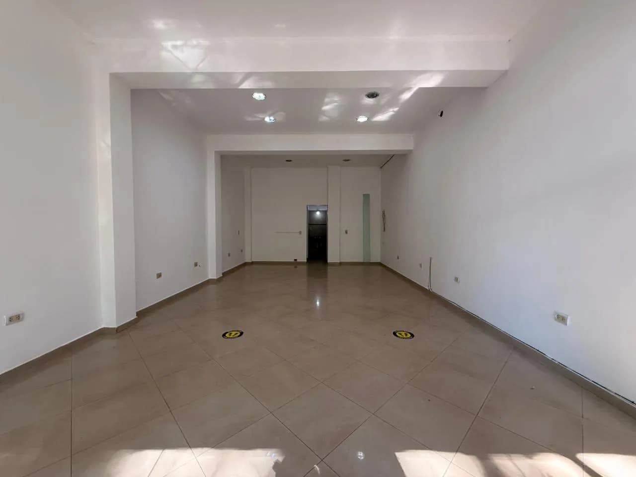 ALQUILER Local Comercial por calle Rivadavia