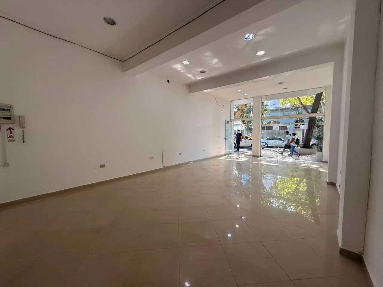 ALQUILER Local Comercial por calle Rivadavia