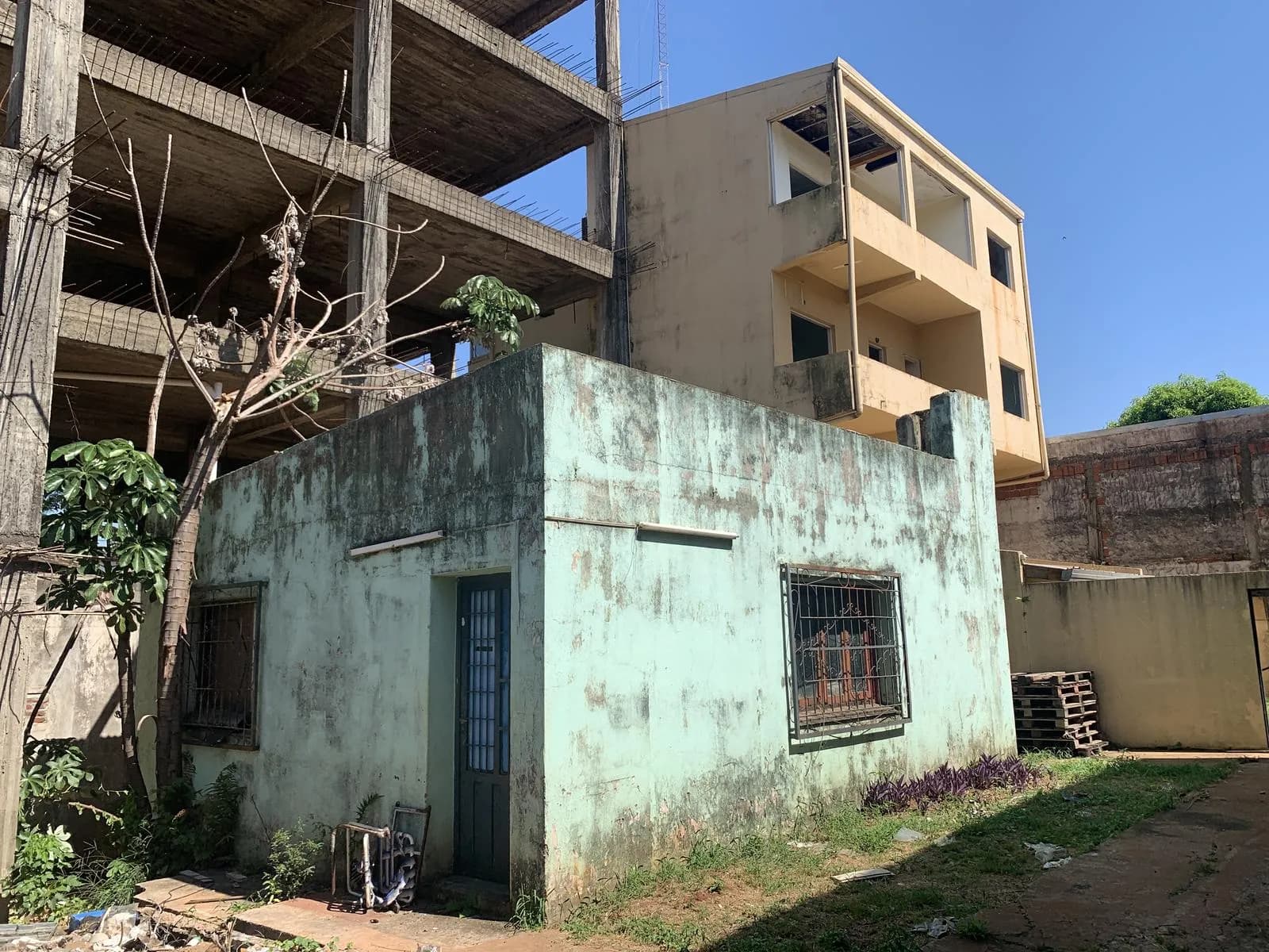 estructura de edificio comercial en VENTA por Av. 115 esquina Gobernador Barreyro