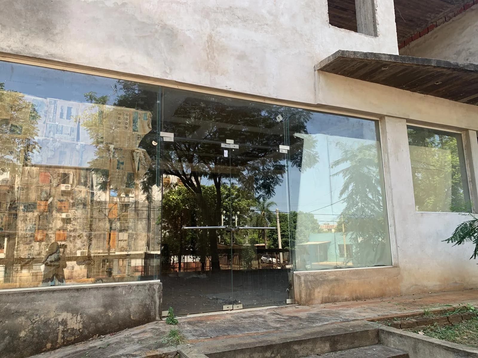 estructura de edificio comercial en VENTA por Av. 115 esquina Gobernador Barreyro