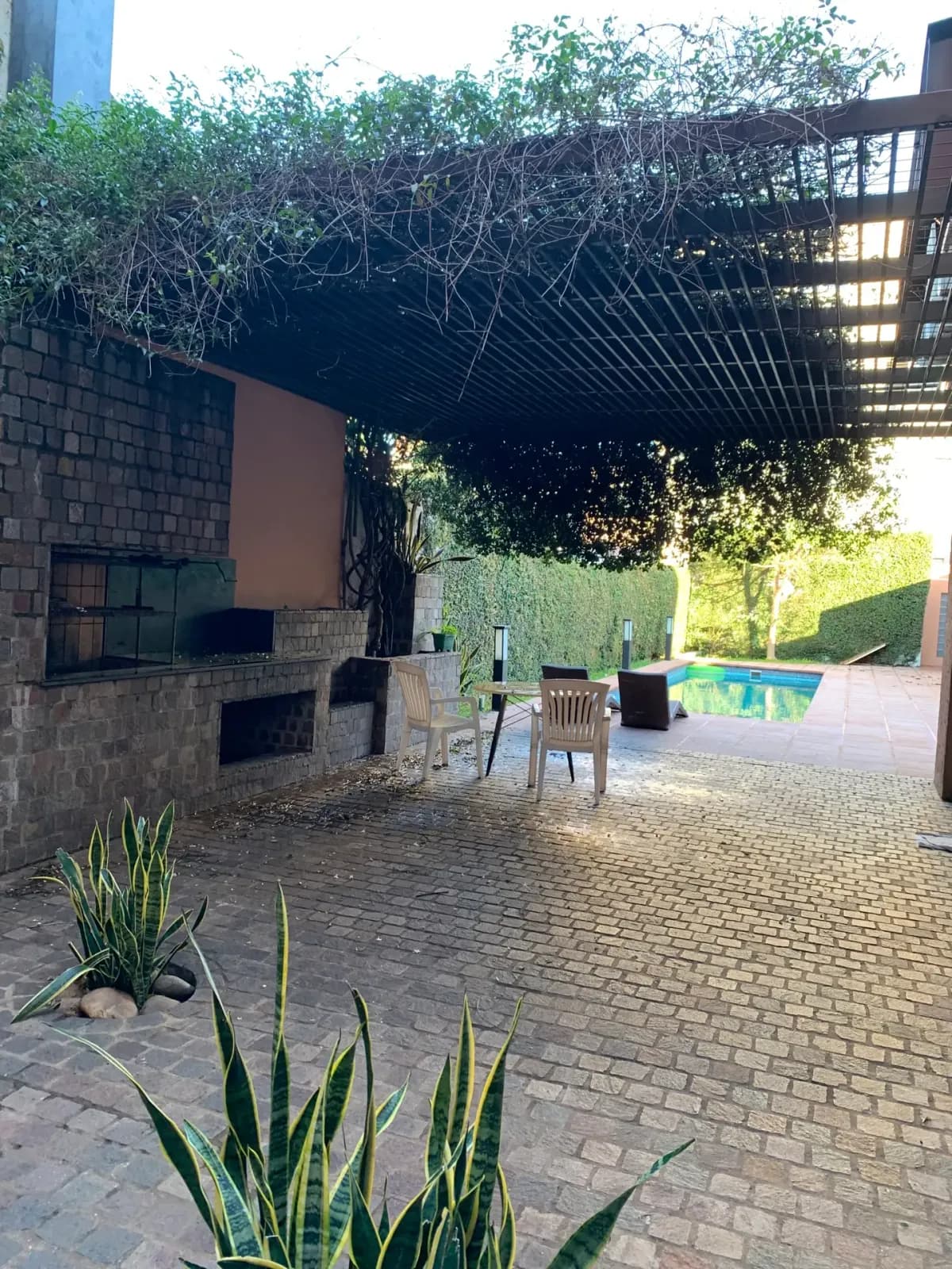 Casa de 6 de ambientes en posadas. Calidad premium ,piscina y parilla. A 200 metros del california de Sta Catalina