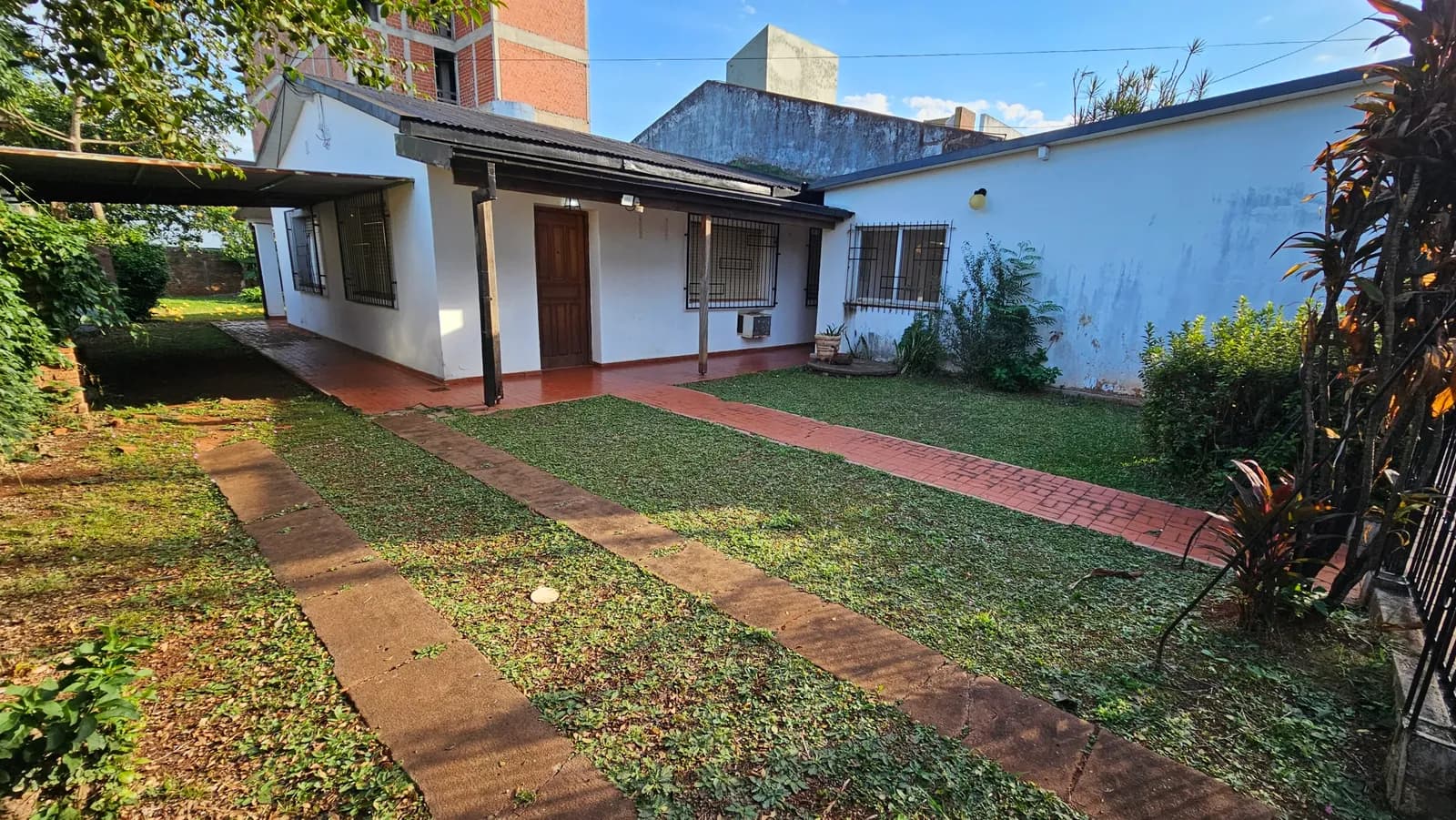 Casa 4 Dormitorios + Gran Patio (12x36m) – 50m Av. Lavalle