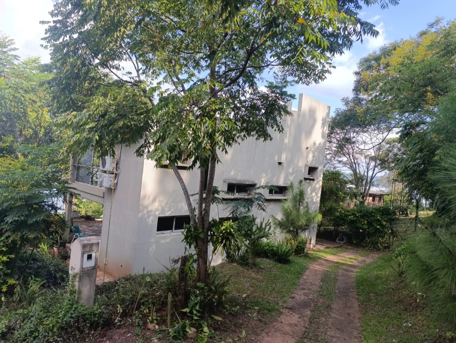 VENDO Casa 4 Dormitorios y 3 Baños uno en suite, en San Ignacio, frente al Aº Yabebiry. Playa arena. Gran parque y Piscina 6mx3m.
