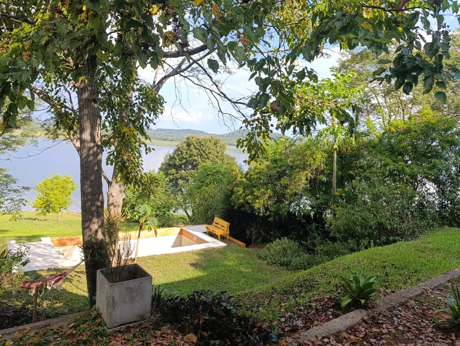 VENDO Casa 4 Dormitorios y 3 Baños uno en suite, en San Ignacio, frente al Aº Yabebiry. Playa arena. Gran parque y Piscina 6mx3m.