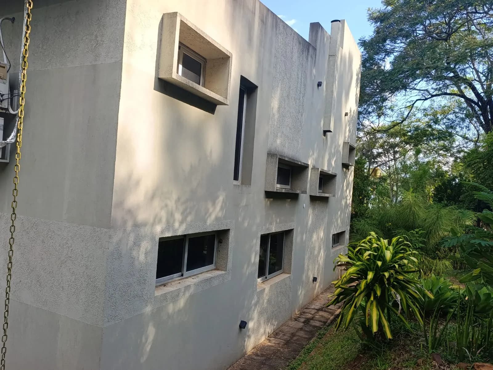 VENDO Casa 4 Dormitorios y 3 Baños uno en suite, en San Ignacio, frente al Aº Yabebiry. Playa arena. Gran parque y Piscina 6mx3m.