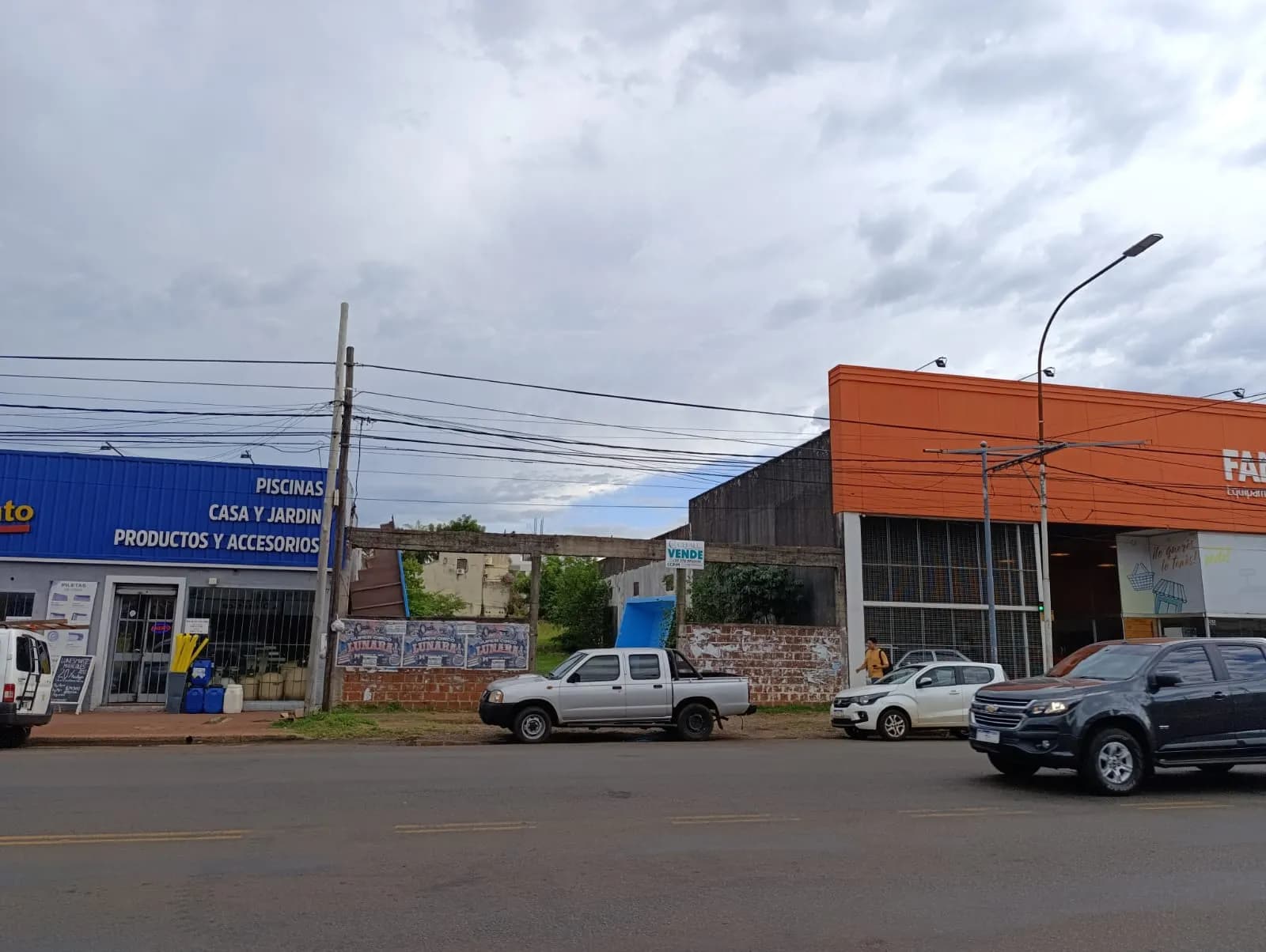 Lote comercial sobre Av. Uruguay con salida a calle Chubut.