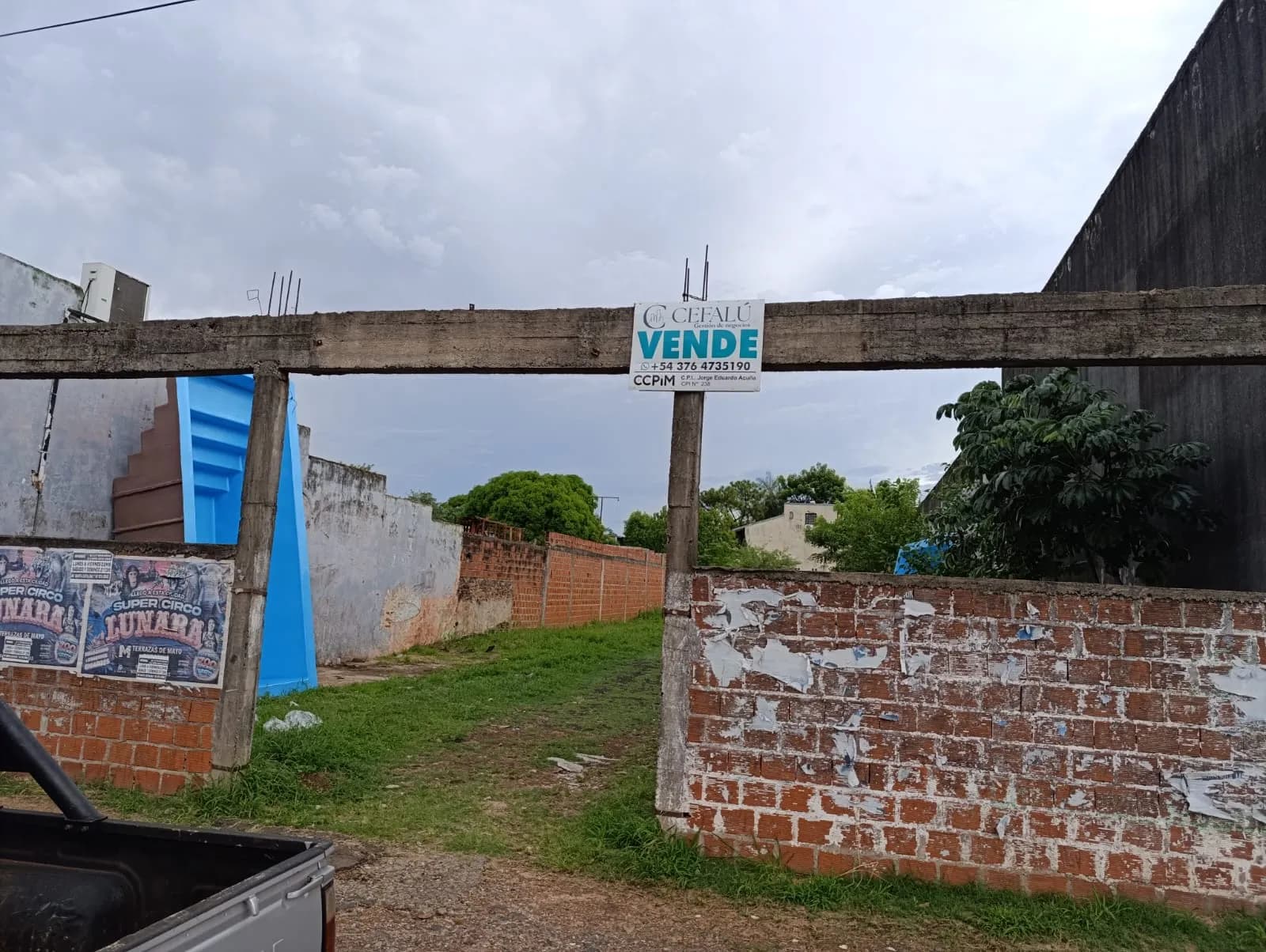 Lote comercial sobre Av. Uruguay con salida a calle Chubut.