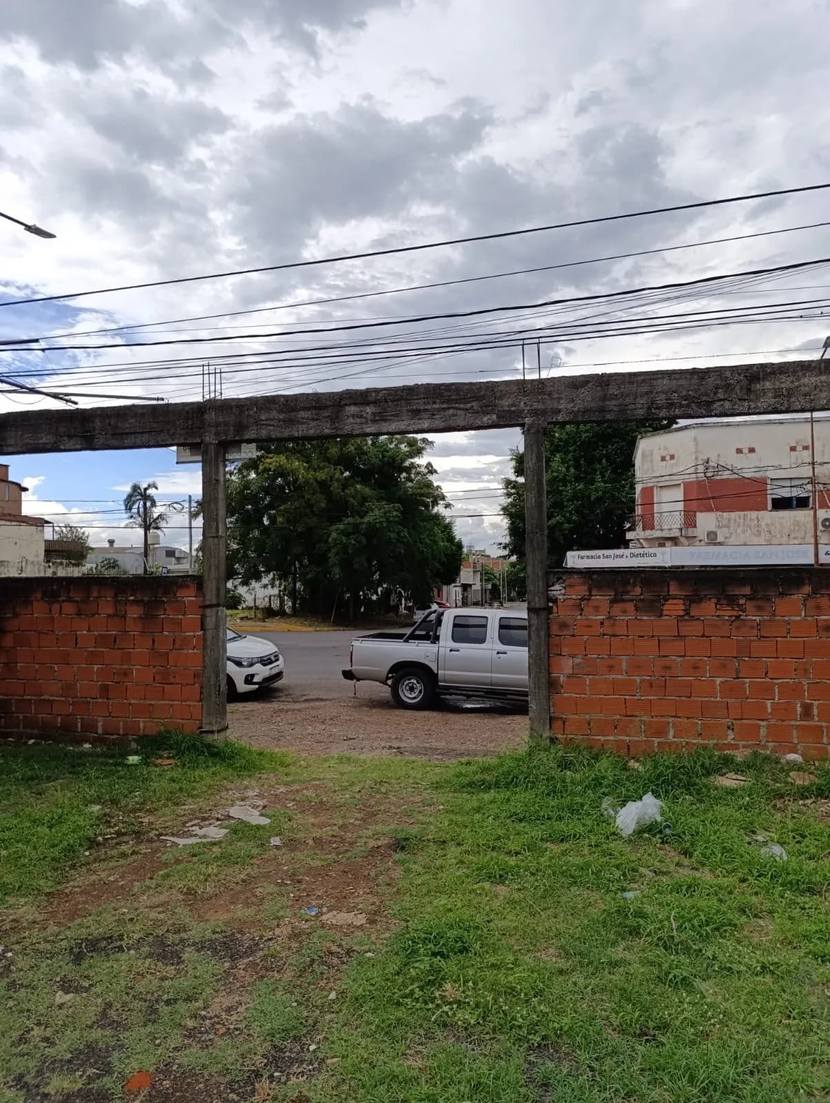 Lote comercial sobre Av. Uruguay con salida a calle Chubut.