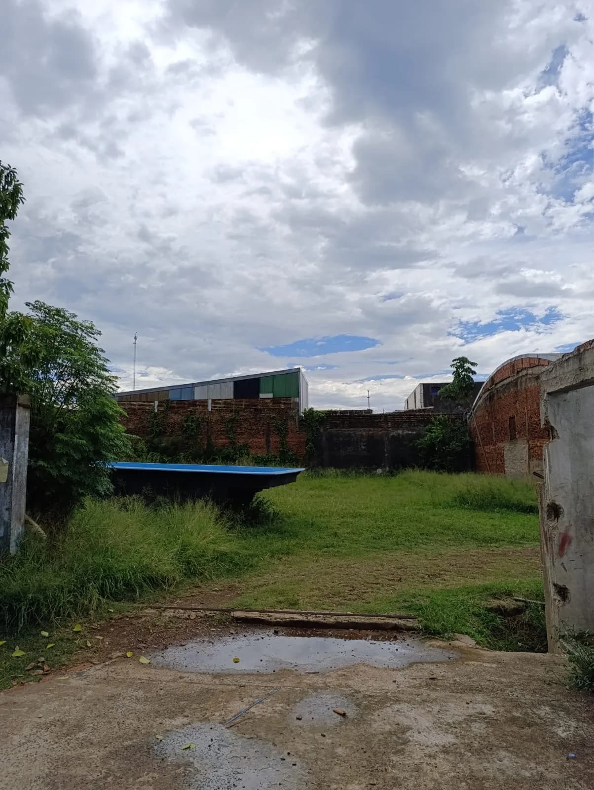 Lote comercial sobre Av. Uruguay con salida a calle Chubut.