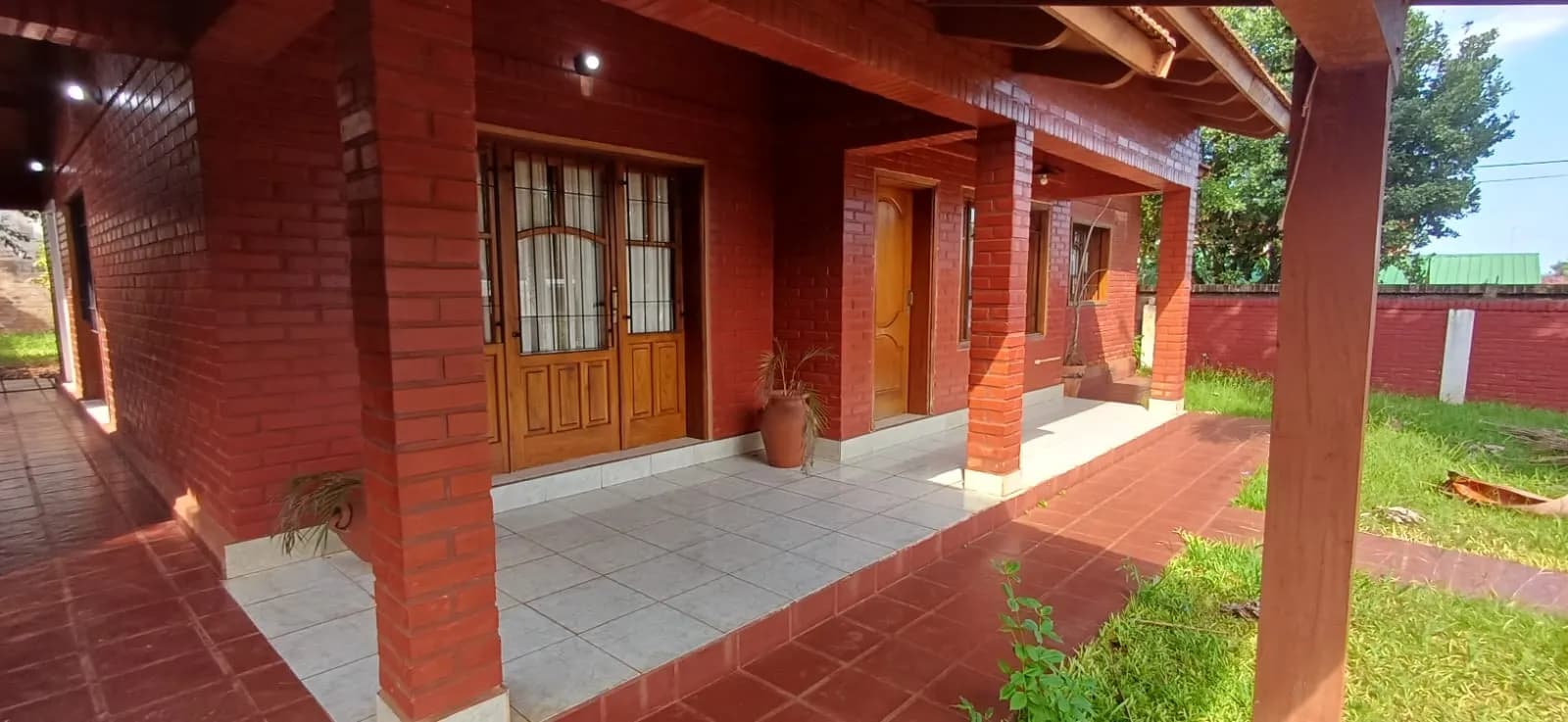 PRECIOSA CASA CENTRICA EN VENTA -OBERA