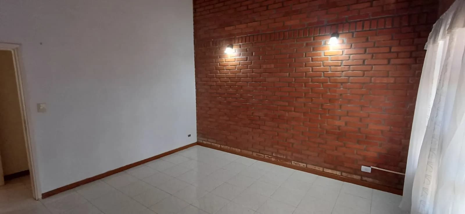 PRECIOSA CASA CENTRICA EN VENTA -OBERA