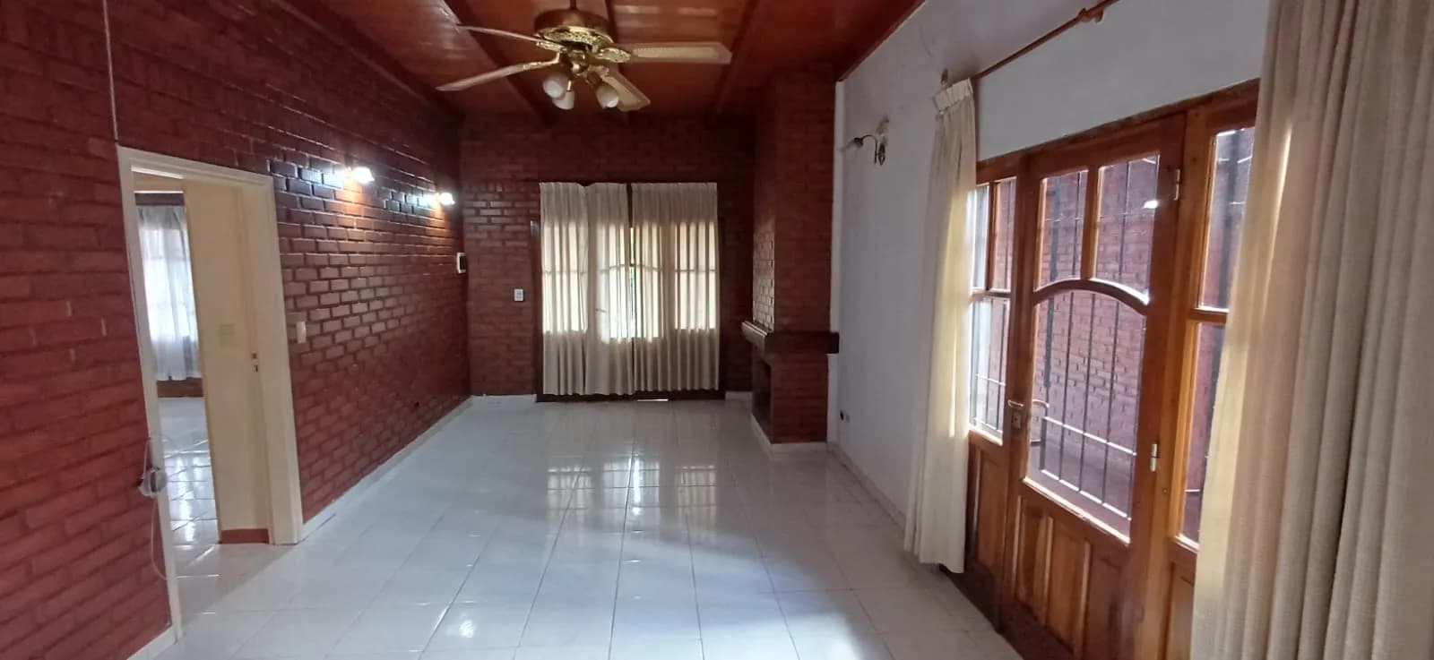 PRECIOSA CASA CENTRICA EN VENTA -OBERA