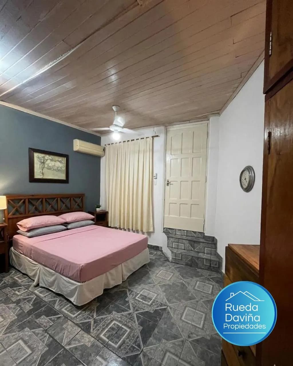 Dormitorio principal con techo de madera