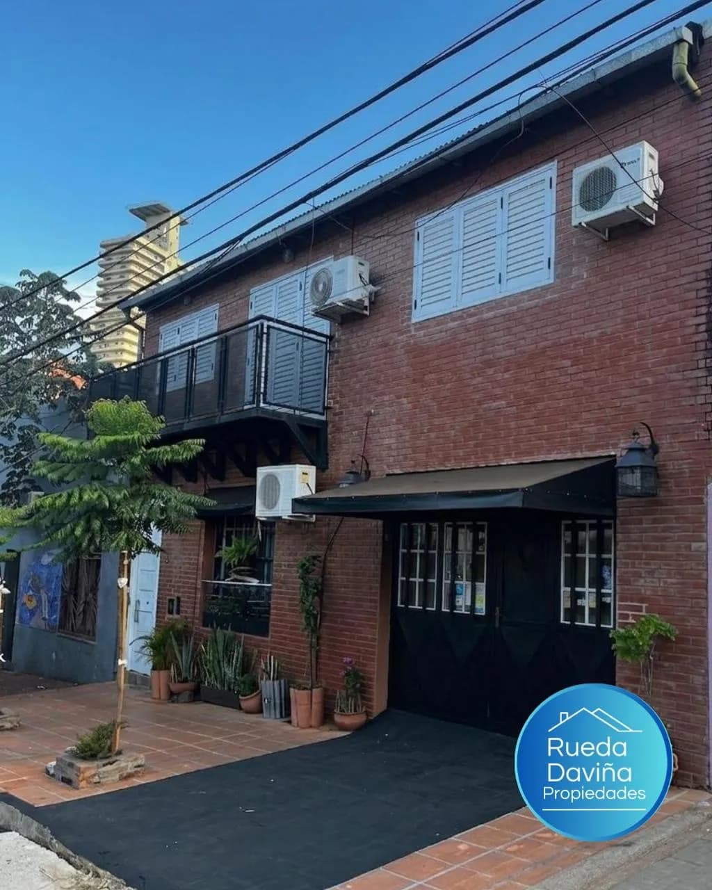 Casa de ladrillo visto con balcón
