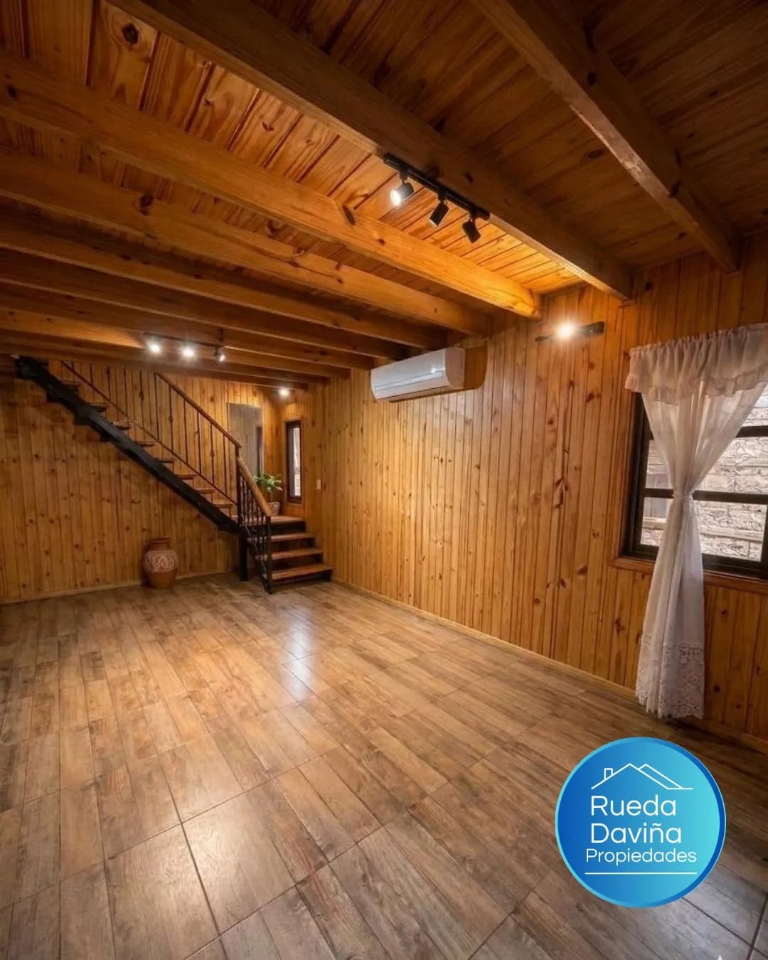 Interior cálido revestido en madera