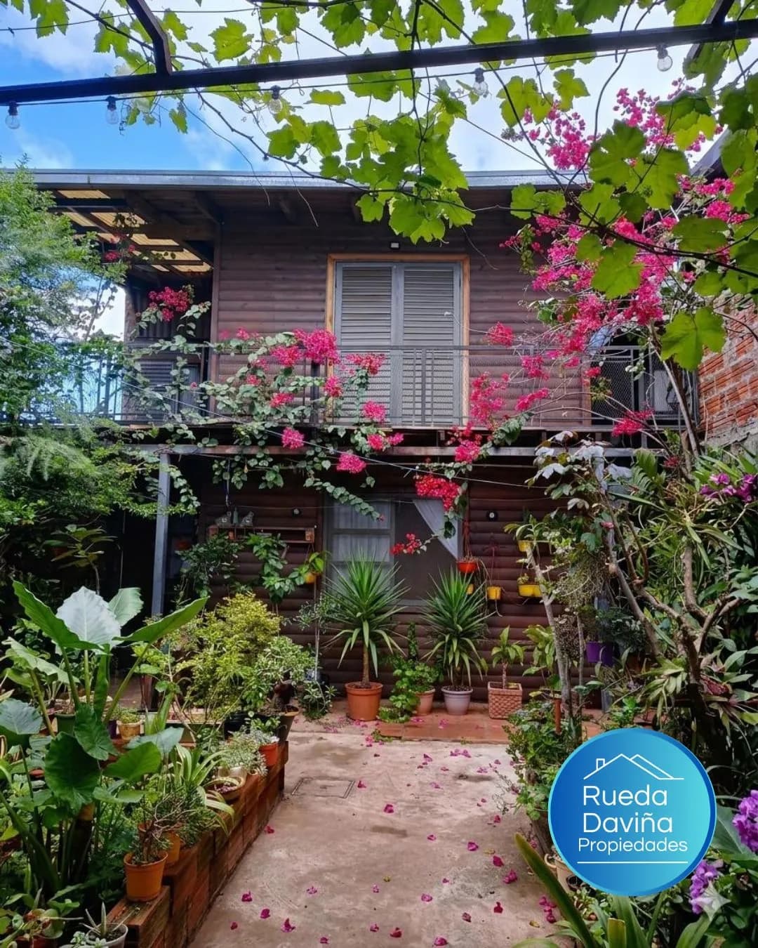 Casa de madera con hermoso jardín