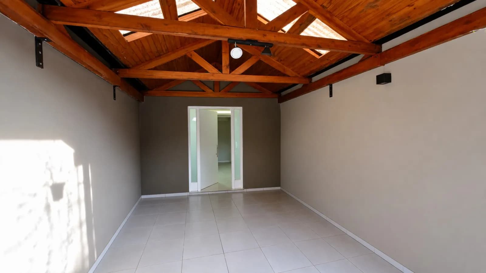 Espacio amplio con techo de madera