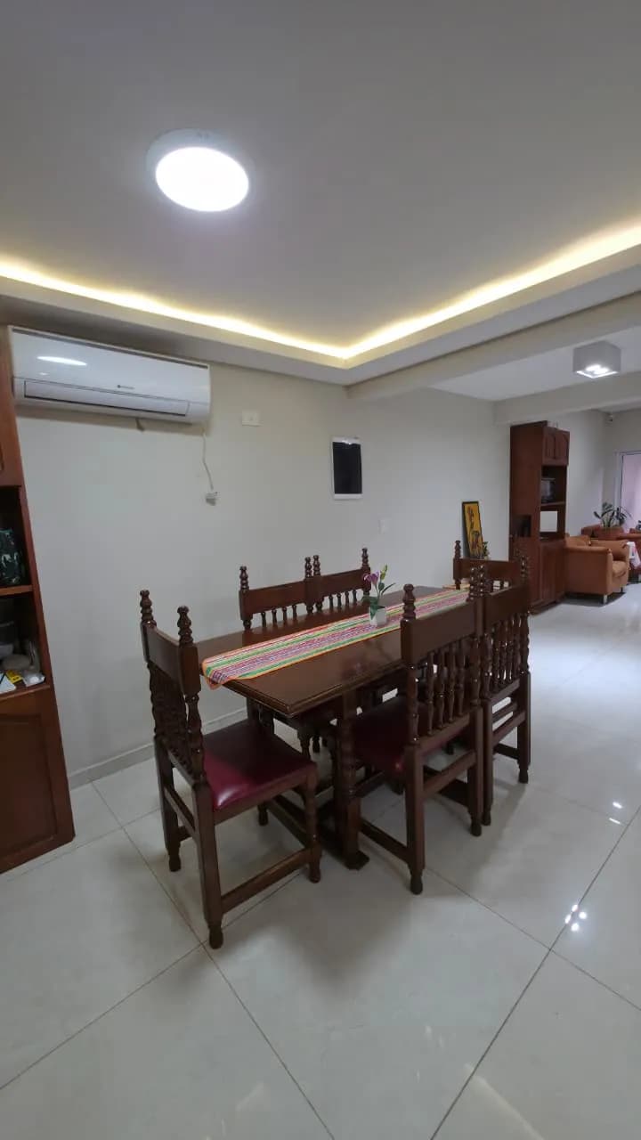 Comedor luminoso con muebles de madera