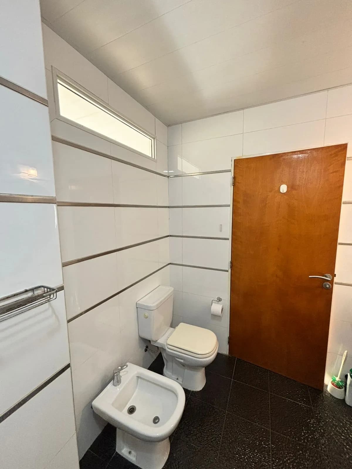 Baño completo con azulejos blancos