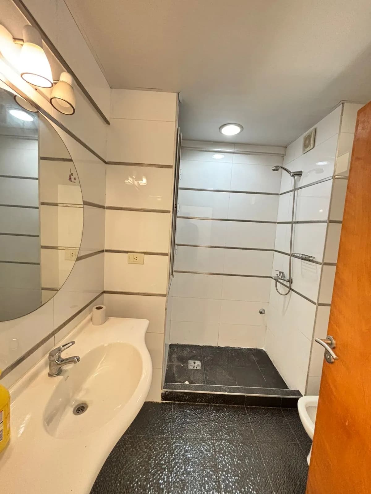 Baño moderno con ducha y lavabo