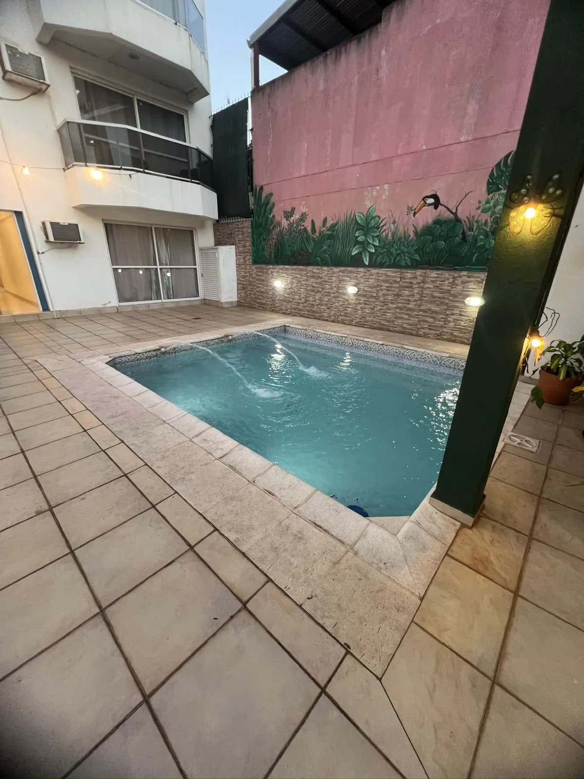 Amplio patio con piscina privada