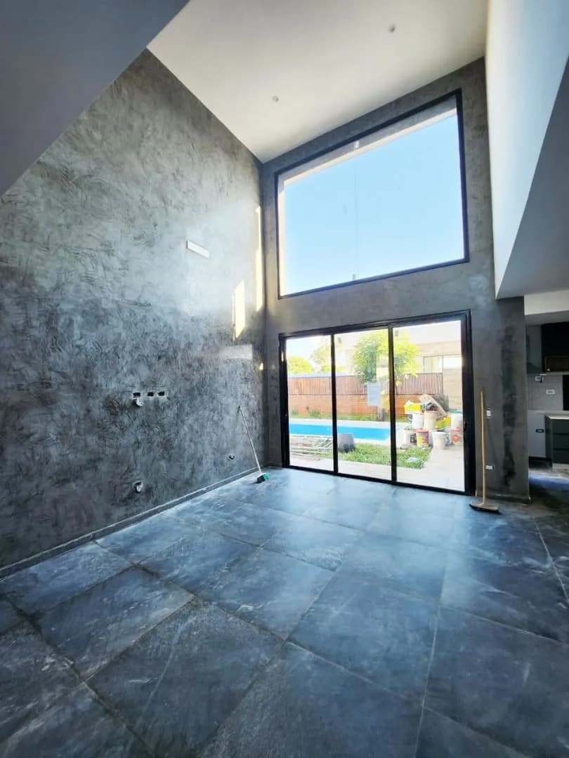MODERNA CASA EN VENTA DE 3 DORMITORIOS!!
