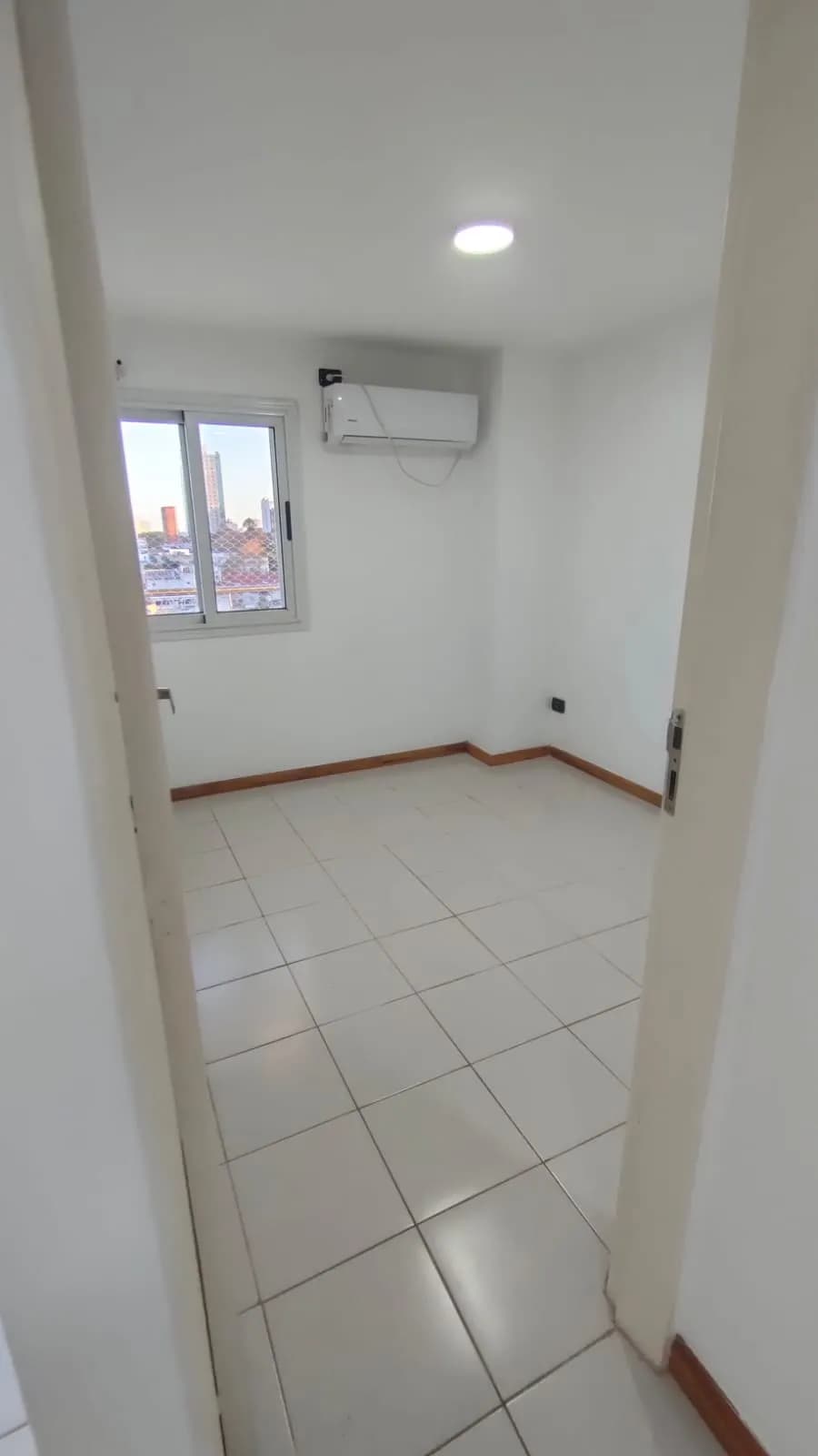 Habitación vacía con aire acondicionado