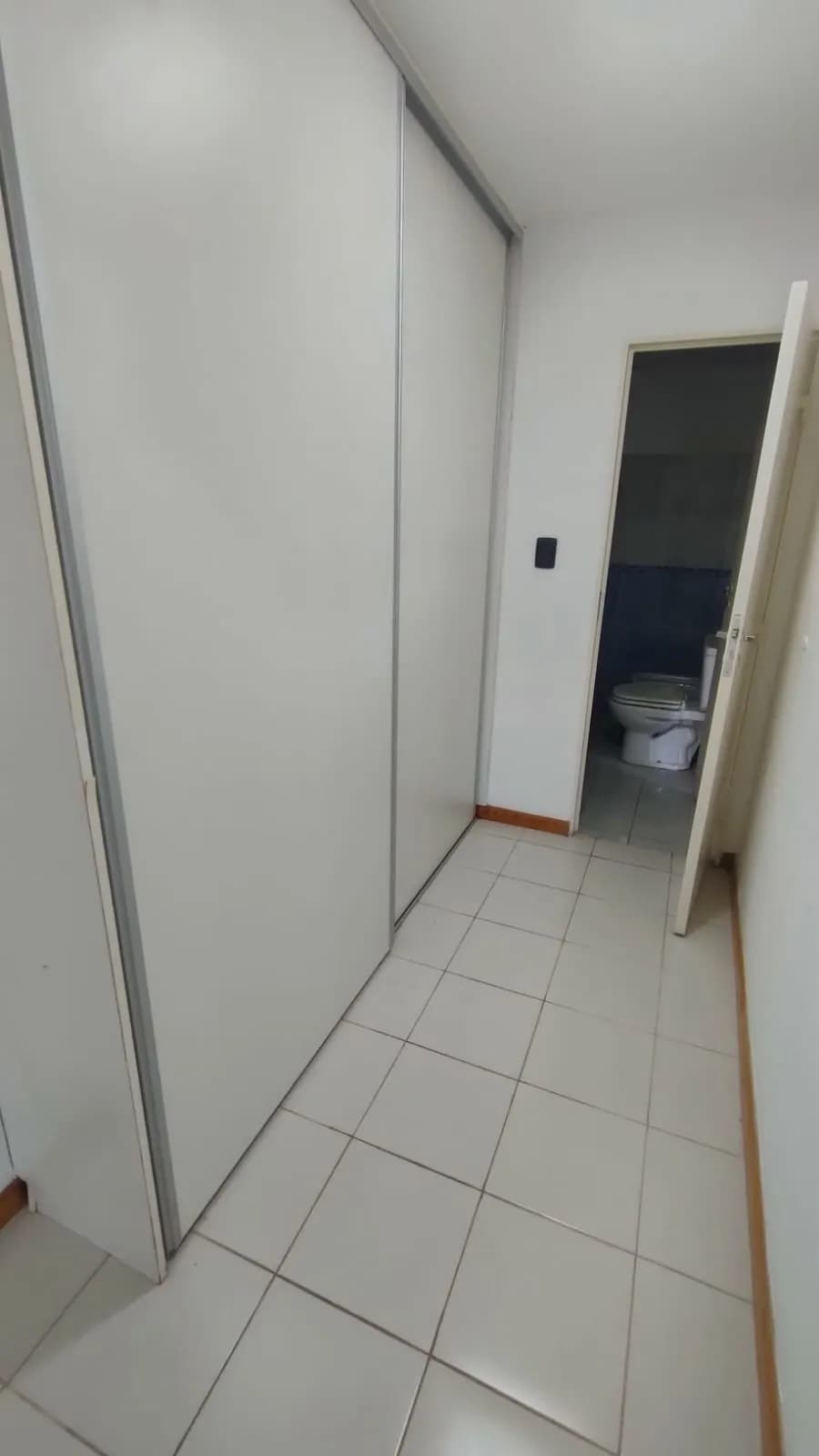 Pasillo con placard y baño
