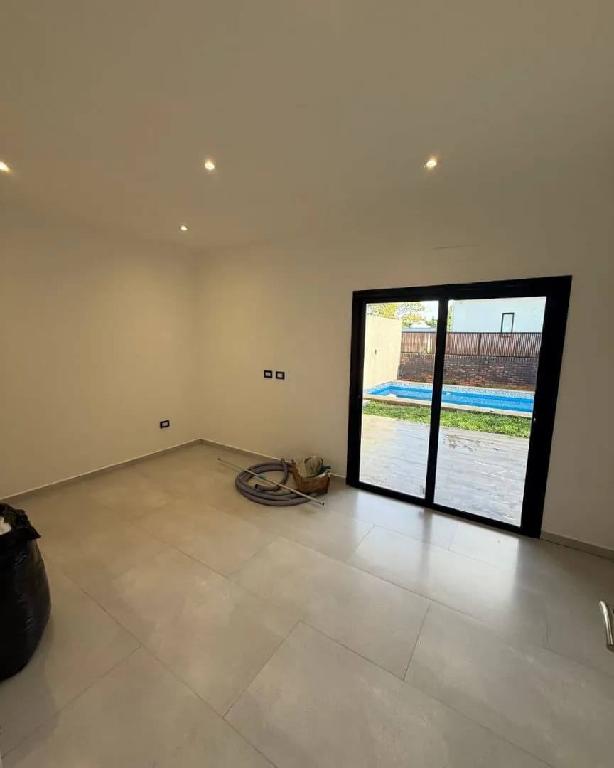 CASA  EN VENTA. 3 DORM. B° PRIVADO PANAMBI