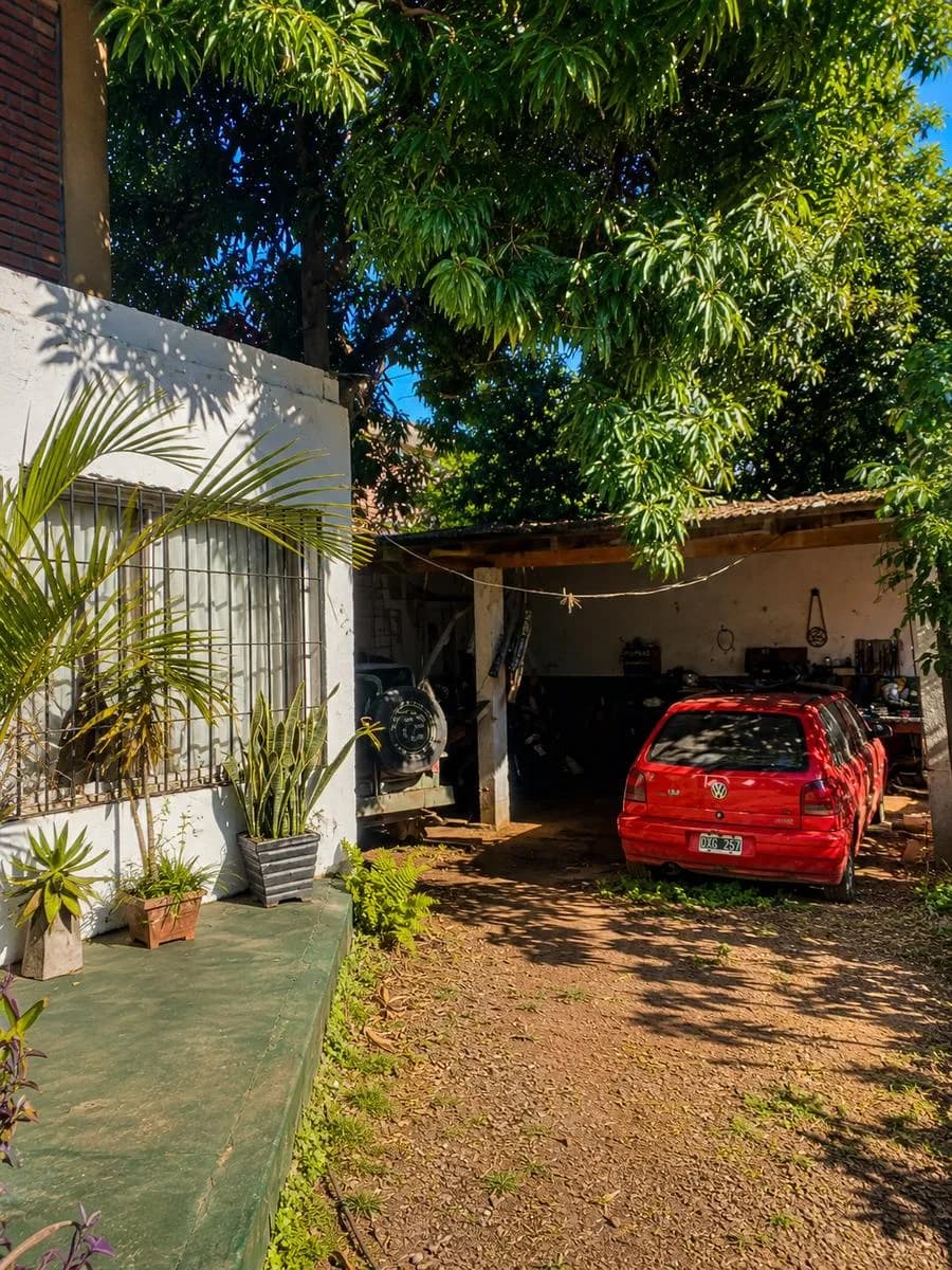 Casa con Amplio Terreno en Av. López y Planes casi Av. San Martín