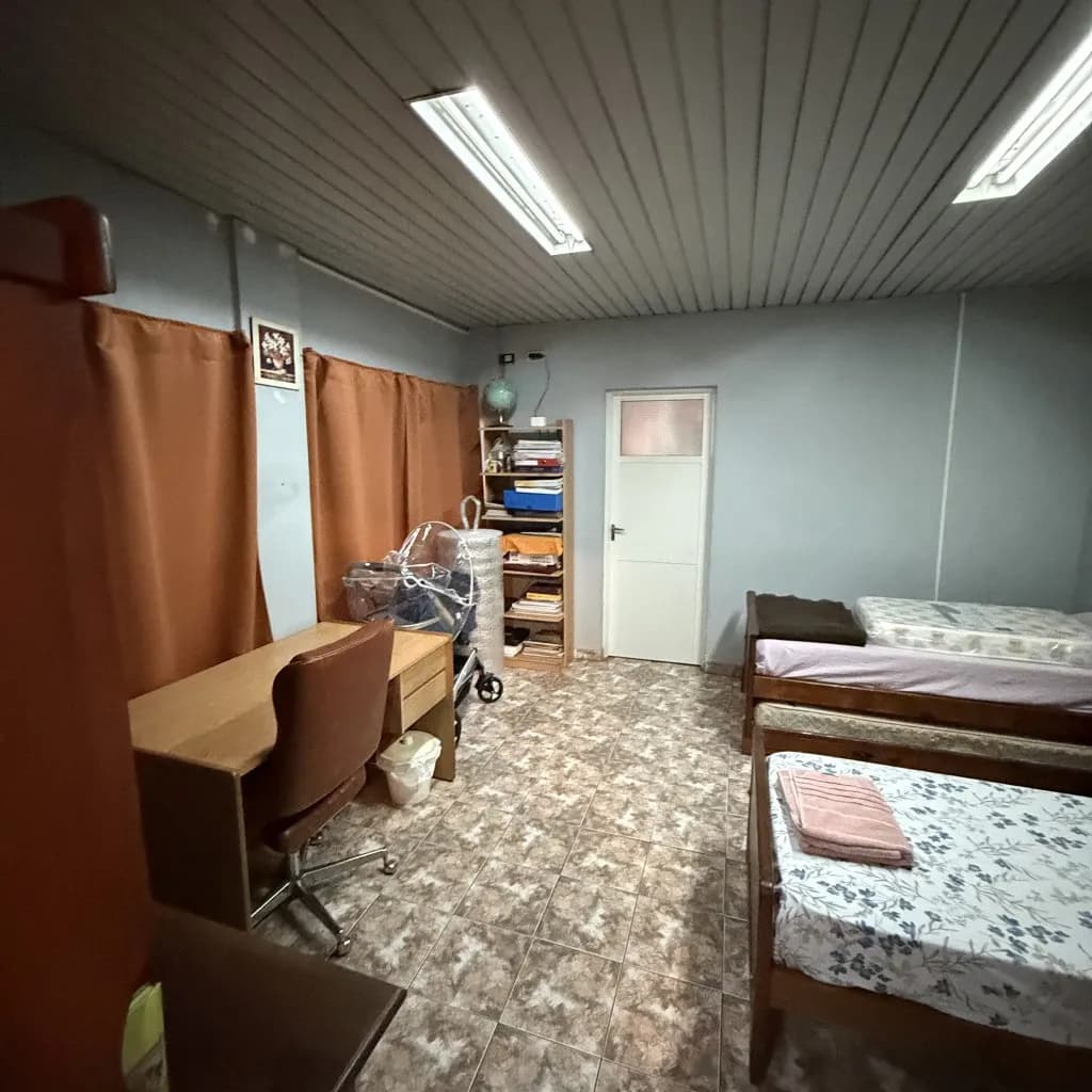 Habitación amplia con camas y escritorio