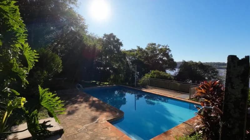 Piscina soleada rodeada de naturaleza