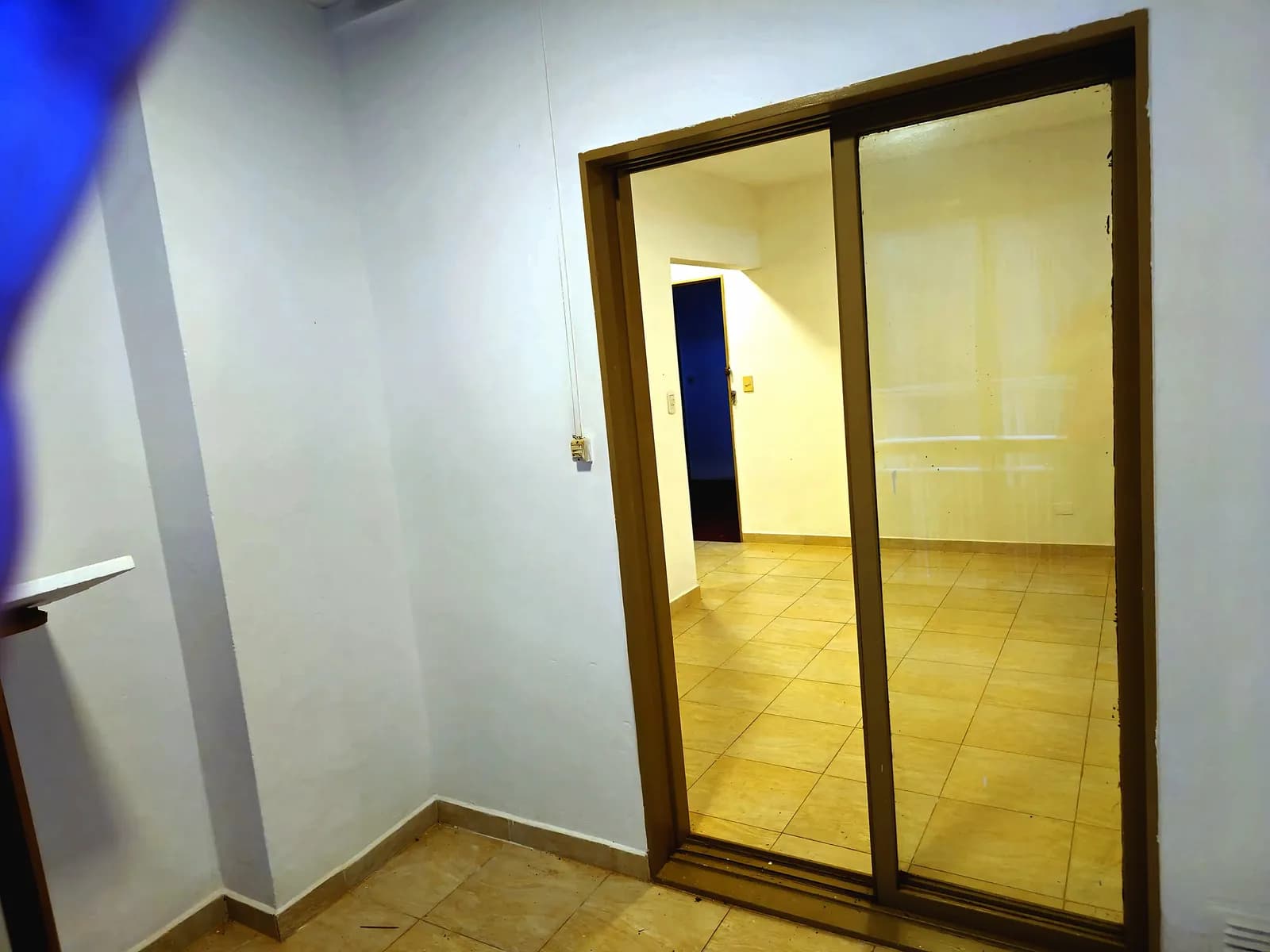 Espacio amplio con puerta corrediza