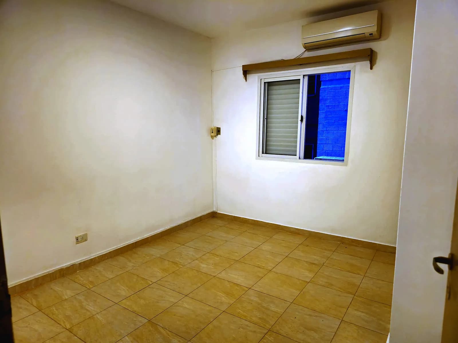 Habitación vacía con piso cerámico