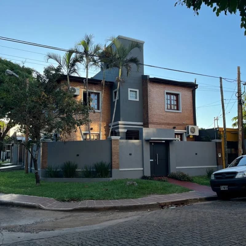 Casa moderna de dos plantas