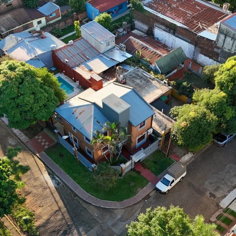Vista aérea de casa en esquina