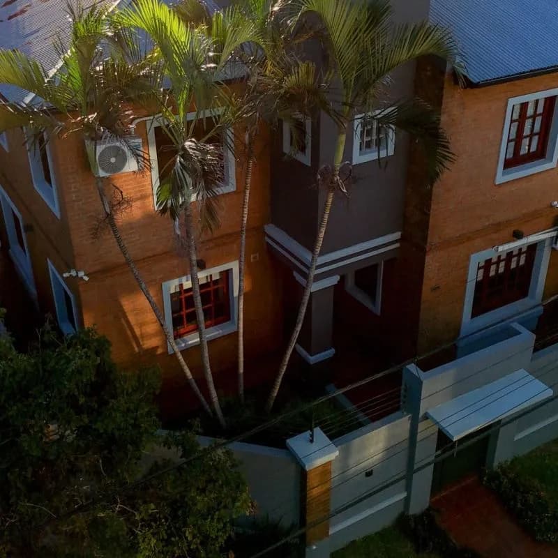 Casa moderna con palmeras al frente