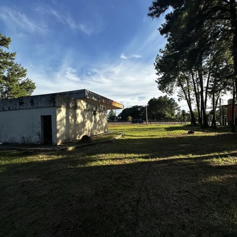 Amplio terreno con edificación abandonada