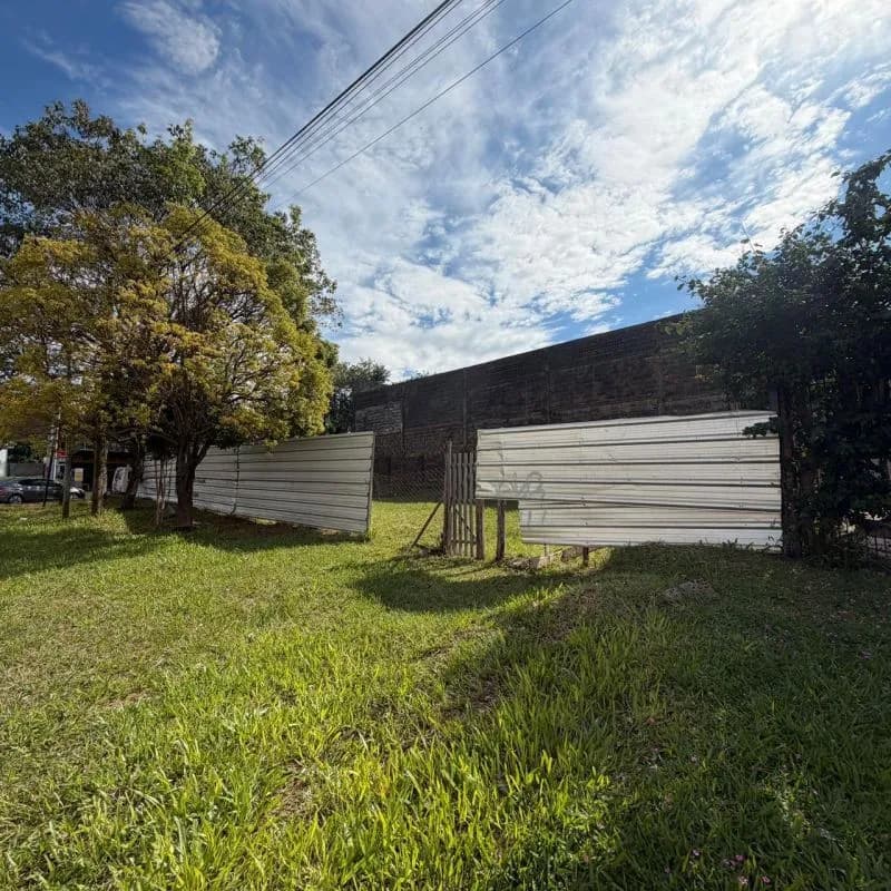 Terreno baldío cercado con césped