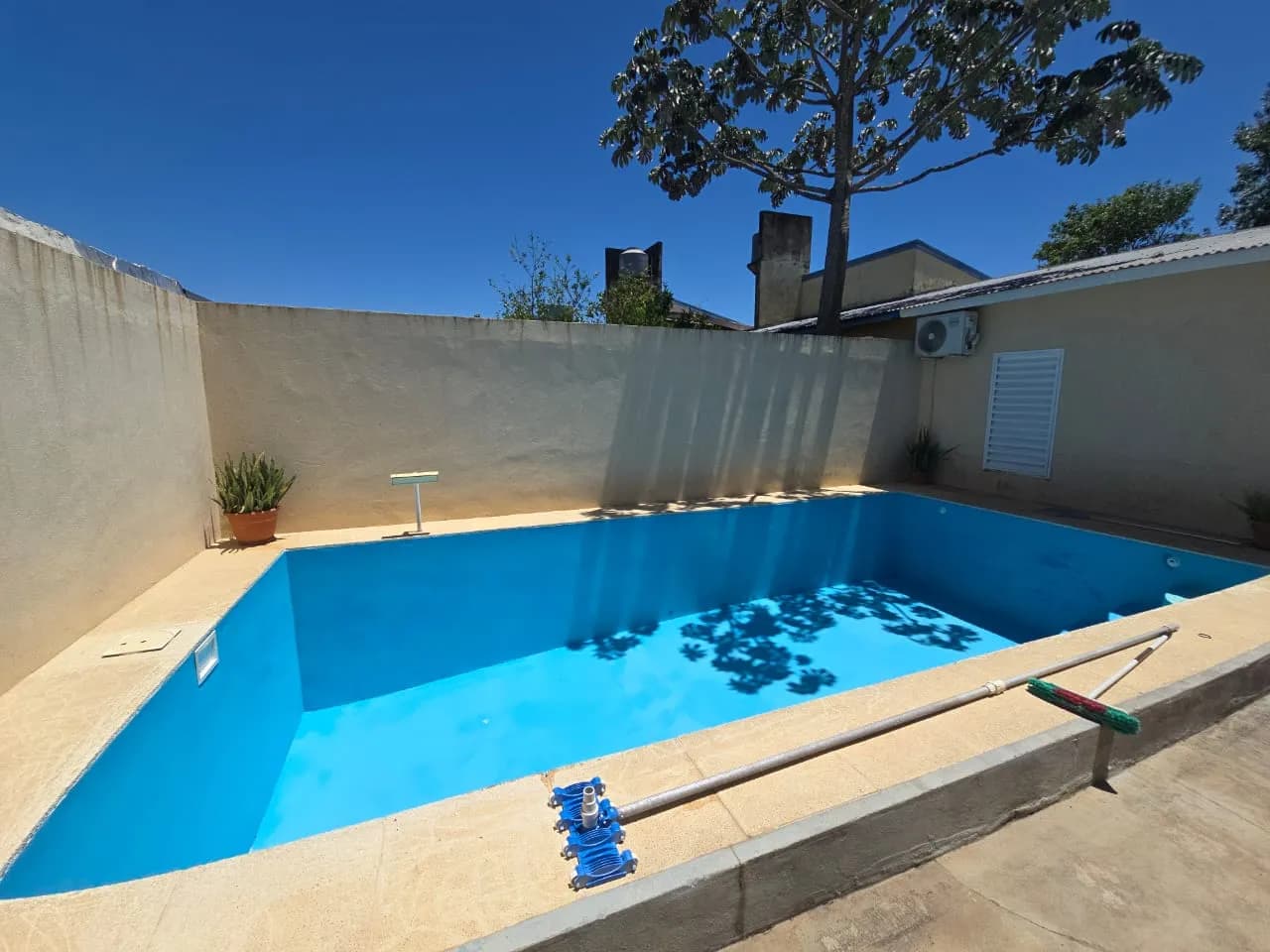 Amplio patio con piscina azul