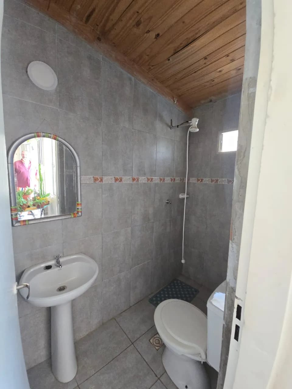 Baño completo con techo de madera