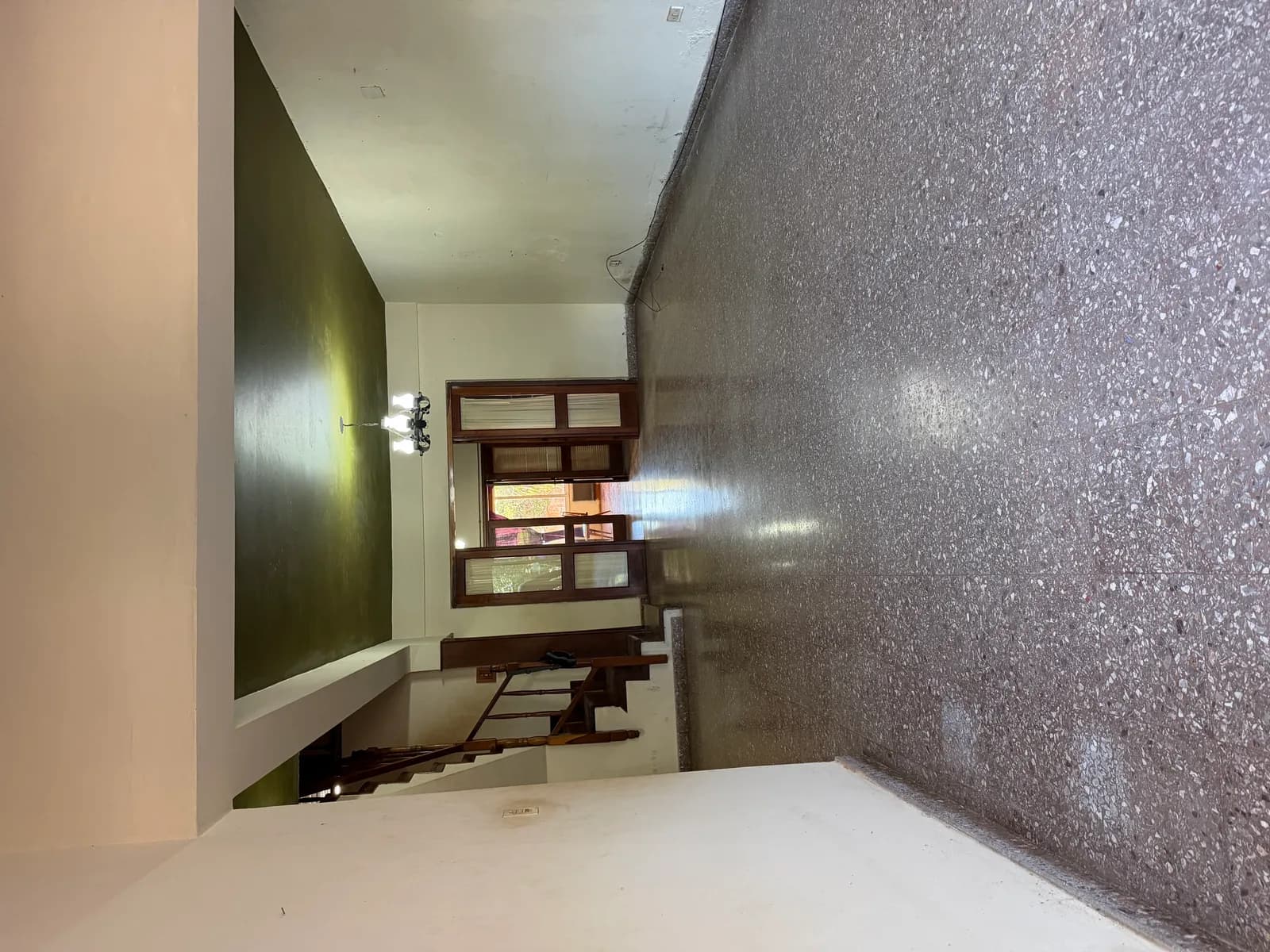 Amplio ambiente con piso de granito
