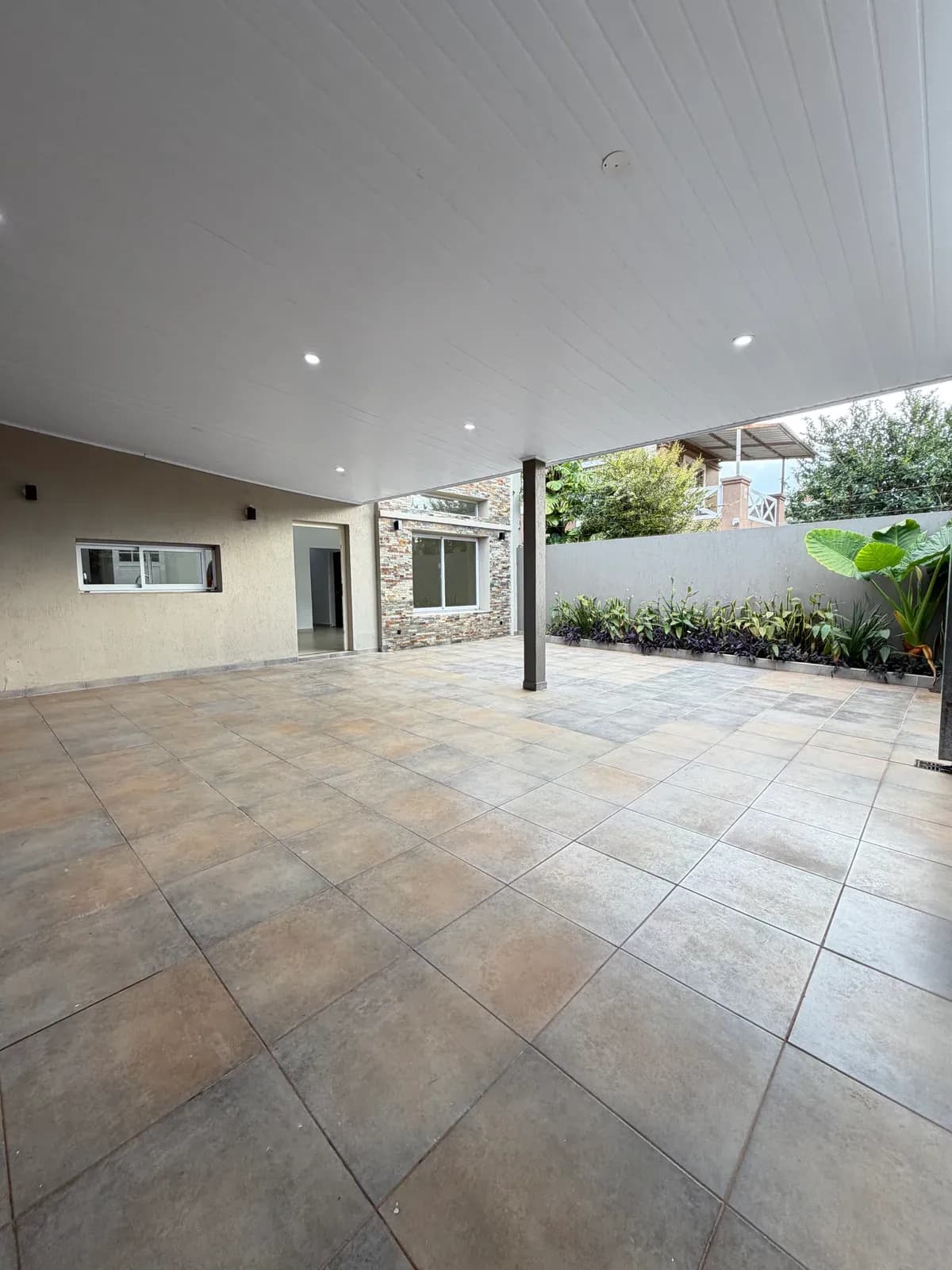 Patio exterior techado y moderno
