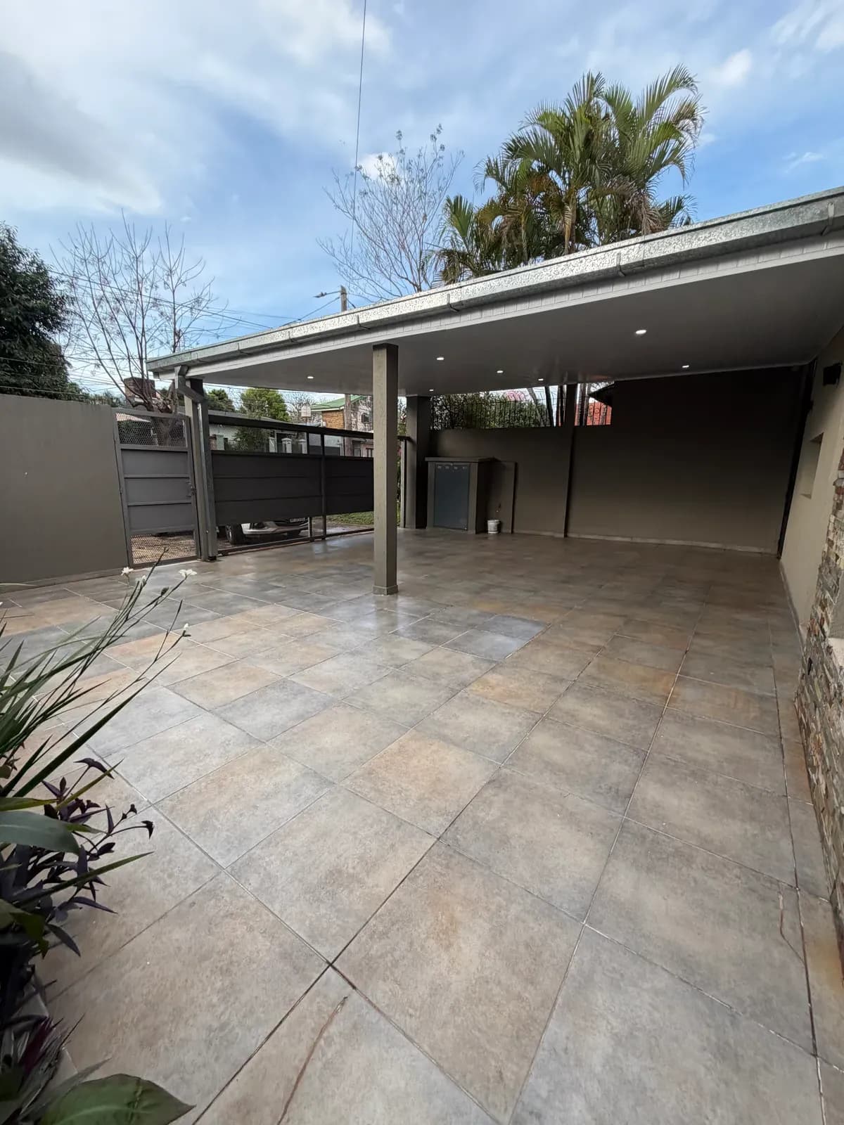 Cochera techada con piso cerámico